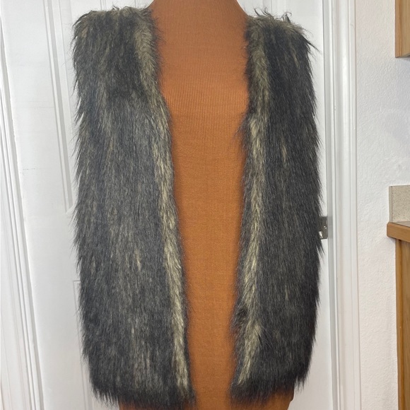 Boutique Faux Fur Vest by Live Change Size XL - Picture 2 of 10